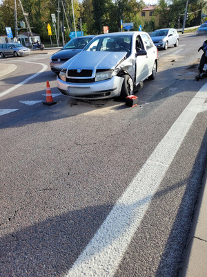Zdjęcie kolorowe przedstawia samochód osobowy m-ki Skoda w kolorze srebrnym tuż po wypadku drogowym w miejscowości Żurawica