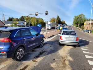 Zdjęcie kolorowe przedstawia skrzyżowanie w miejscowości Żurawica na którym doszło do wypadku drogowego pojazdu  Kia Nero w kolorze granatowym  z pojazdem skoda w srebrnym kolorze . w oddali na zdjęciu widoczne są też inne pojazdy, które w czasie zdarzenia drogowego przejeżdżały w tym miejscu