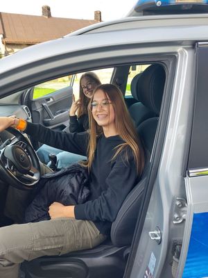 Zdjęcie kolorowe przedstawia uczniów II LO którzy zwiedzają pomieszczenia Komendy Miejskiej Policji w Przemyślu oraz wyposażenie policjantów.