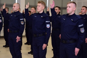 Policjanci podczas ślubowania w auli Oddziału Prewencji Policji w Rzeszowie.
