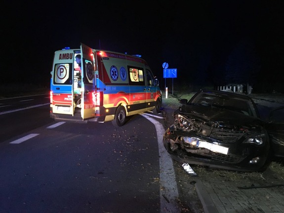 Miejsce zdarzenia drogowego karetka pogotowia oraz uszkodzony pojazd Opel Corsa