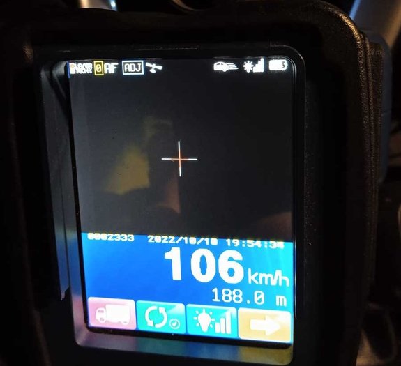 Laserowy miernik prędkości koloru czarnego pokazujący cyfry 106
