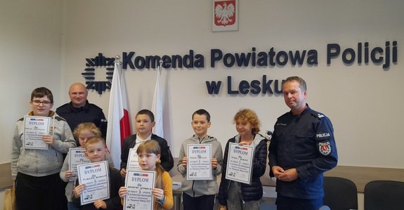 laureaci konkursu ze swoimi dyplomami w towarzystwie Komendanta Powiatowego Policji w Lesku