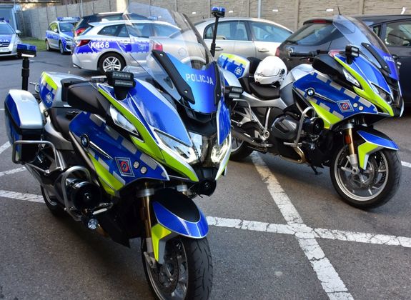 Dwa nowoczesne policyjne motocykle