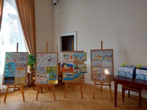 Zdjęcie kolorowe przedstawia salę konferencyjną w Starostwie Powiatowym w Przemyślu na której odbywa się Powiatowy etap konkursu plastycznego „Bezpieczne wakacje 2022”. Na zdjęciu są prace laureatów
