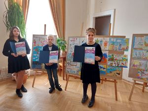 Zdjęcie kolorowe przedstawia salę konferencyjną w Starostwie Powiatowym w Przemyślu na której odbywa się Powiatowy etap konkursu plastycznego „Bezpieczne wakacje 2022”. Na zdjęciu są widoczni laureaci konkursu