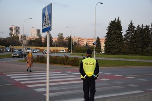 policjant stojący przy przejściu dla pieszych