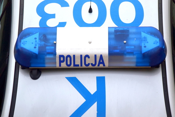 dach policyjnego radiowozu z belką i napisem POLICJA oraz K 003