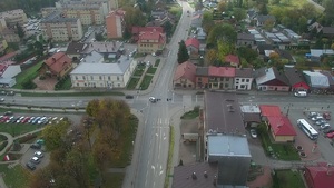 Zdjęcia widoku z drona podczas przelatywani przez miasto celem ujawniani wykroczeń popełnianych przez kierujących