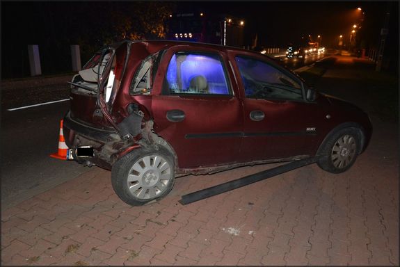 20 października wieczorem, na ul. Warszawskiej doszło do zderzenia dwóch osobówek. Na zdjęciu uszkodzony pojazd marki ople corsa, na którego najechała osobowa skoda.