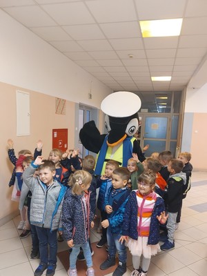 Dzieci i policyjna maskotka Pingwin.