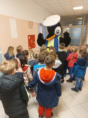 Dzieci i policyjna maskotka Pingwin