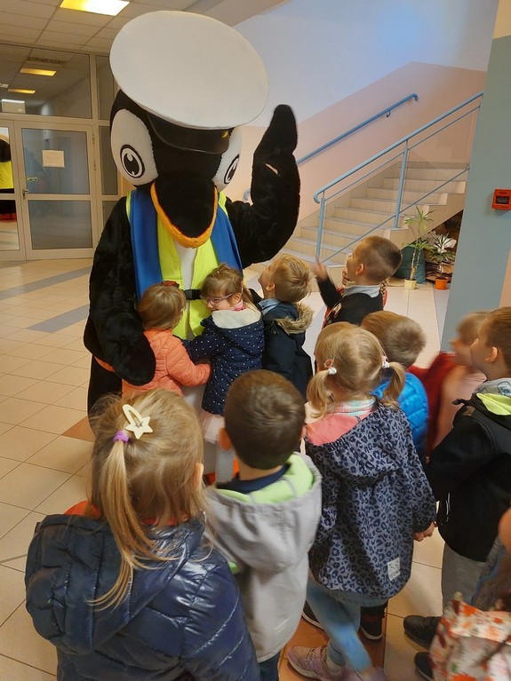 Dzieci i policyjna maskotka Pingwin.
