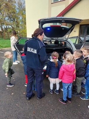 policjantka prowadzi pogadankę z dziećmi