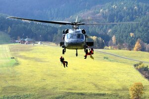Manewry służb z wykorzystaniem śmigłowców w Bieszczadach