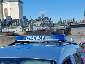 zdjęcia radiowozu  i policjanta patrolującego okolice cmentarza przy ul. Narutowicza w Kolbuszowej