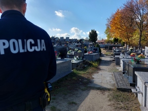 policjant patrolujący cmentarz