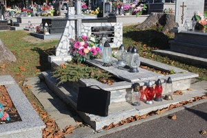 nagrobki na cmentarzu