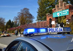 Radiowóz przed cmentarzem