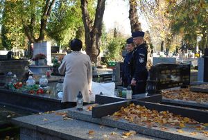Dwoje policjantów patroluje cmentarz