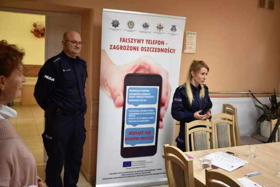 policjanci w czasie spotkania „Fałszywy telefon-zagrożone oszczędności”