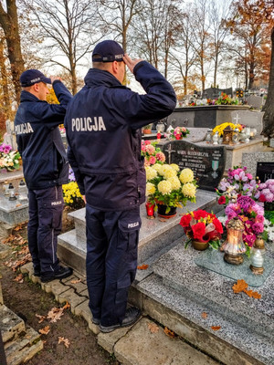 zdjęcia przedstawiają umundurowanych funkcjonariuszy Policji oddających hołd przy miejscach upamietniających zamordowanych funkcjonariuszy Policji Państwowej