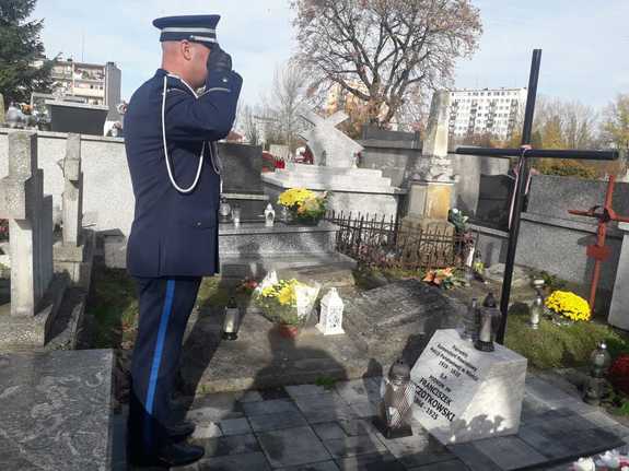 Komendant Grazda oddaje hołd przed grobem Franciszka Szczotkowskiego na cmentarzu parafialnym w Mielcu