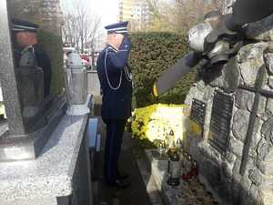 Komendant Grazda oddaje hołd przed grobem Antoniego Krupu na cmentarzu parafialnym w Mielcu
