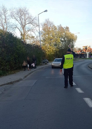 zdjęcia przedstawiają umundurowanych policjantów w trakcie czynności służbowych wykonywanych na ciągach komunikacyjnych  w okresie Wszystkich Świętch