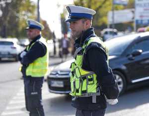 zdjęcia przedstawiają umundurowanych policjantów w trakcie czynności służbowych wykonywanych na ciągach komunikacyjnych  w okresie Wszystkich Świętch