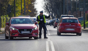 zdjęcia przedstawiają umundurowanych policjantów w trakcie czynności służbowych wykonywanych na ciągach komunikacyjnych  w okresie Wszystkich Świętch