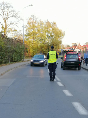 zdjęcia przedstawiają umundurowanych policjantów w trakcie czynności służbowych wykonywanych na ciągach komunikacyjnych  w okresie Wszystkich Świętch