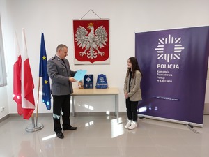 Komendant Powiatowy Policji w Łańcucie insp. Marek Mendoń przekazuje laureatce konkursu pamiątkowy dyplom.