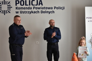I Zastępca Komendanta Powiatowego Policji w Ustrzykach Dolnych wraz z asystentem ds patologii gratulują jednej z laureatek