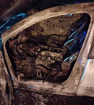 zdjęcie przedstawia spalony samochód koloru białego  ze zdarzenia drogowego w m. Darowice gm. Fredropol