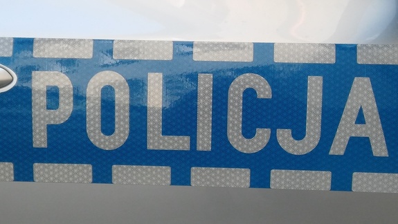 Napis policja na niebieskim tle