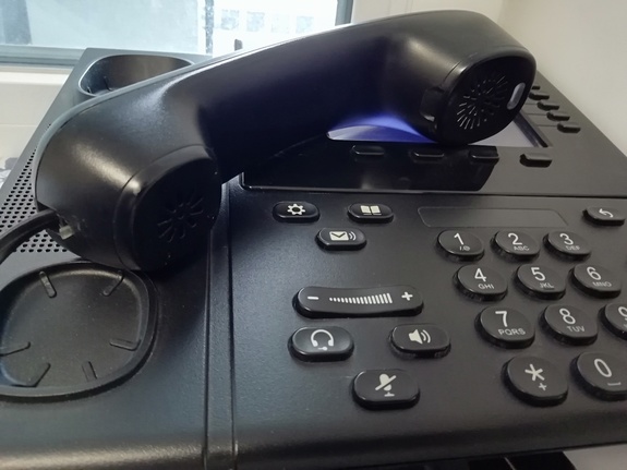 Telefon stacjonarny koloru czarnego z odłożoną słuchawką