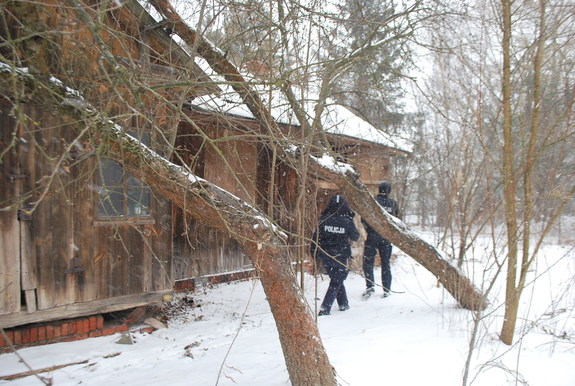 Opuszczony dom, policjanci sprawdzający czy nikogo w nim nie ma. Dookoła leżący śnieg.