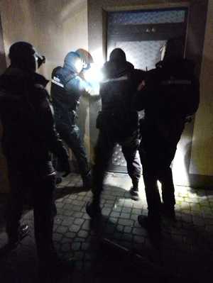 zdjęcia z wspólnych działań funkcjonariuszy KAS i policjantów z Wydziału Kryminalnego KPP w Kolbuszowej