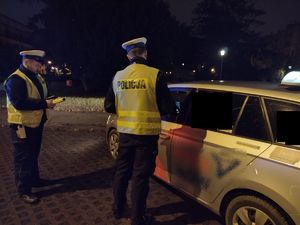 Policjanci kontrolują przewoźników osób na aplikację na ulicach Rzeszowa