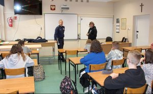 Spotkanie policjantów z uczniami klasy VII Szkoły Podstawowej w Tarnobrzegu.