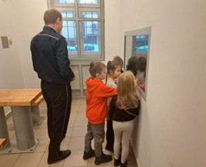 Policja pokazuje dzieciom pomieszczenie dla osób zatrzymanych