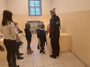 Policja pokazuje dzieciom pomieszczenie dla osób zatrzymanych