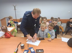 Policjant pobiera dzieciom odciski palców