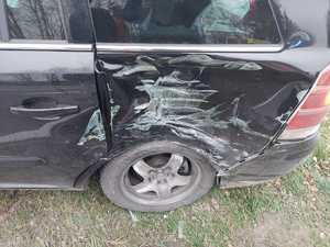 Uszkodzony pojazd osobowy marki Opel Zafira biorący udział w zdarzeniu drogowym w Majdanie Sieniawskim