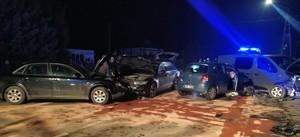 zdarzenie drogowe w Bliznem, policjanci ruchu drogowego wraz z innymi służbami zabezpieczali miejsce wypadku i wykonywali czynnosci służbowe