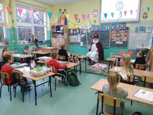 Na zdjęciu , Mikołaj z odwiedzinami u dzieci w Szkole Podstawowej w Wyżnem