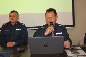 Policjanci podczas debaty społecznej rozmawiali o cyberprzemocy