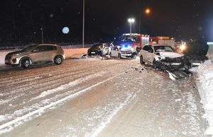 Pięć uszkodzonych pojazdów w wyniku wypadku na zaśnieżonej drodze