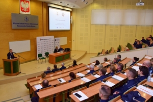 Policjanci, zaproszeni goście i uczestnicy warsztatów eksperckich na auli WSPiA.